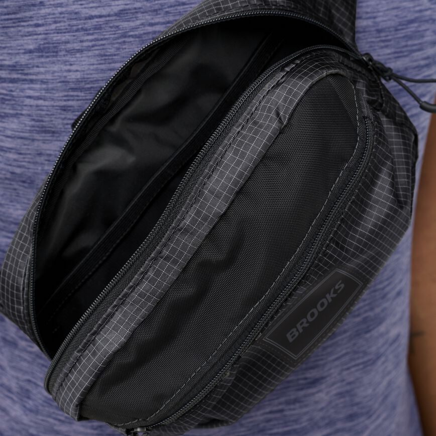 7fb7e97a_280544-001-d1-unisex-stride-belt-bag-running-accessories